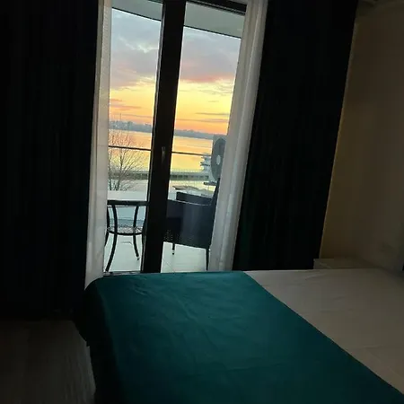 Blue Wave Mamaia